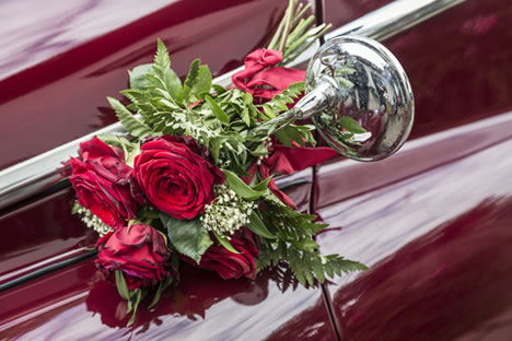 Blumenschmuck für den Hochzeitswagen ~ Deko fürs Auto bei Trauung und Hochzeit
