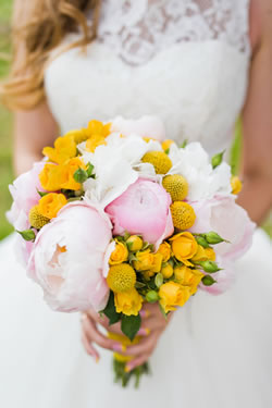 Blumensprache ~ Die Sprache der Blumen ~ Braut mit traumhaftem Brautstrauss